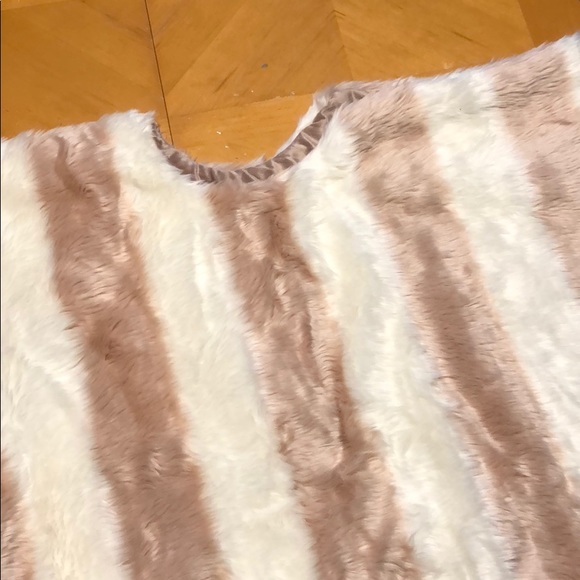 Anthropologie Patterned Faux Fur Tree Skirt - Picture 3 of 4